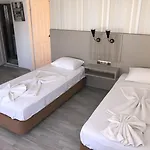 Marine Hotel *