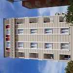 Marine Hotel *